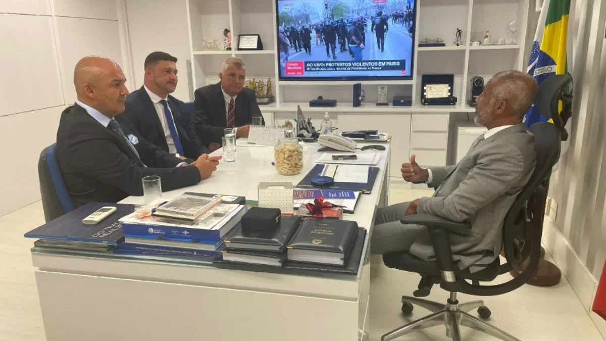 Prefeito de São Pedro da Aldeia busca emendas em Brasília e participa de marcha