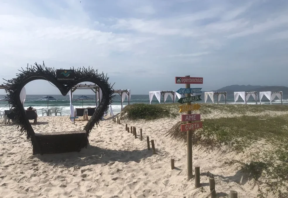 MPF recomenda retirada de estruturas que estão sobre vegetação na praia do Foguete