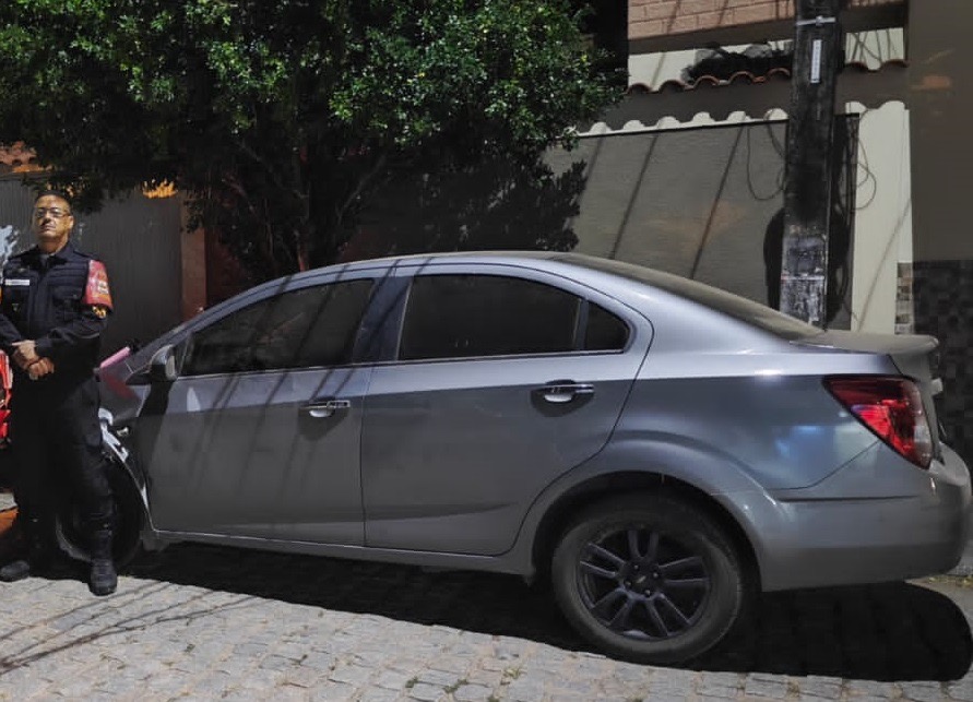 Carro roubado é recuperado em Rio das Ostras