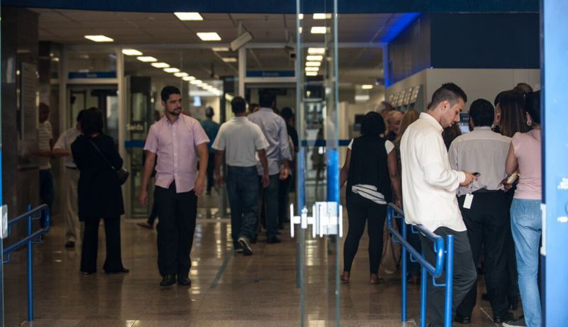 Câmara aprova projeto que pune discriminação de políticos