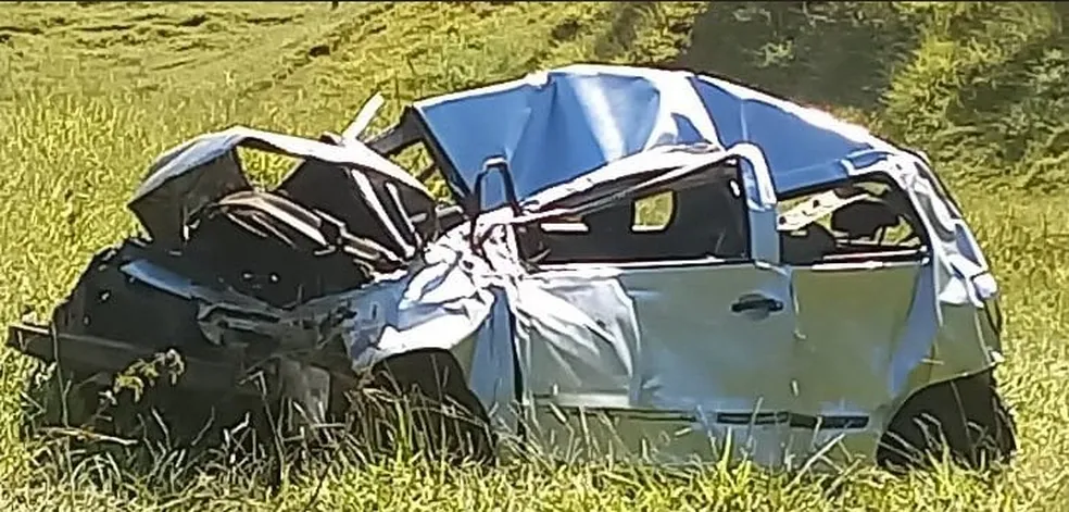 Veículo onde a mulher estava ficou destruído após cair de uma ribanceira em Sumidouro
