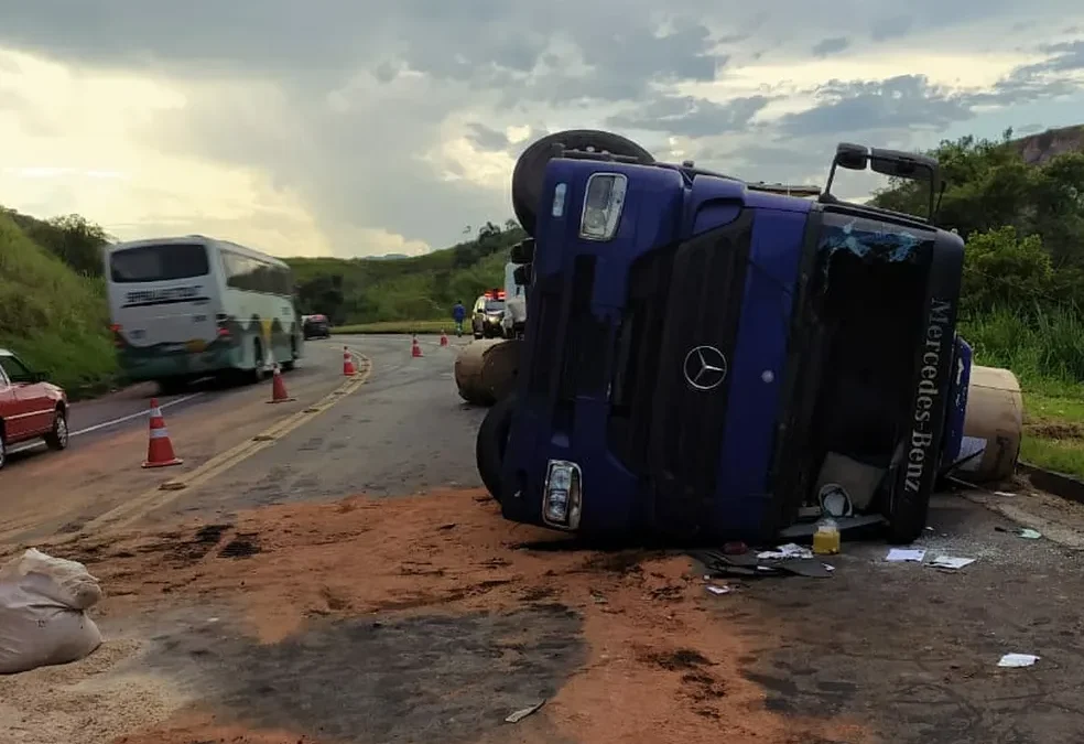 Carreta carregada de bobinas de papel tomba na BR-393, em Vassouras