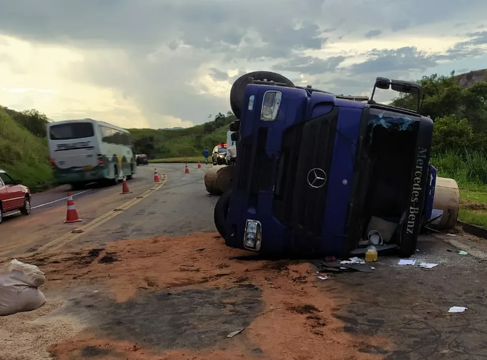 Carreta carregada de bobinas de papel tomba na BR-393, em Vassouras