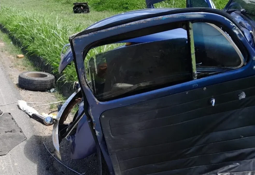 Fusca fica destruído após capotar na Via Dutra, em Piraí