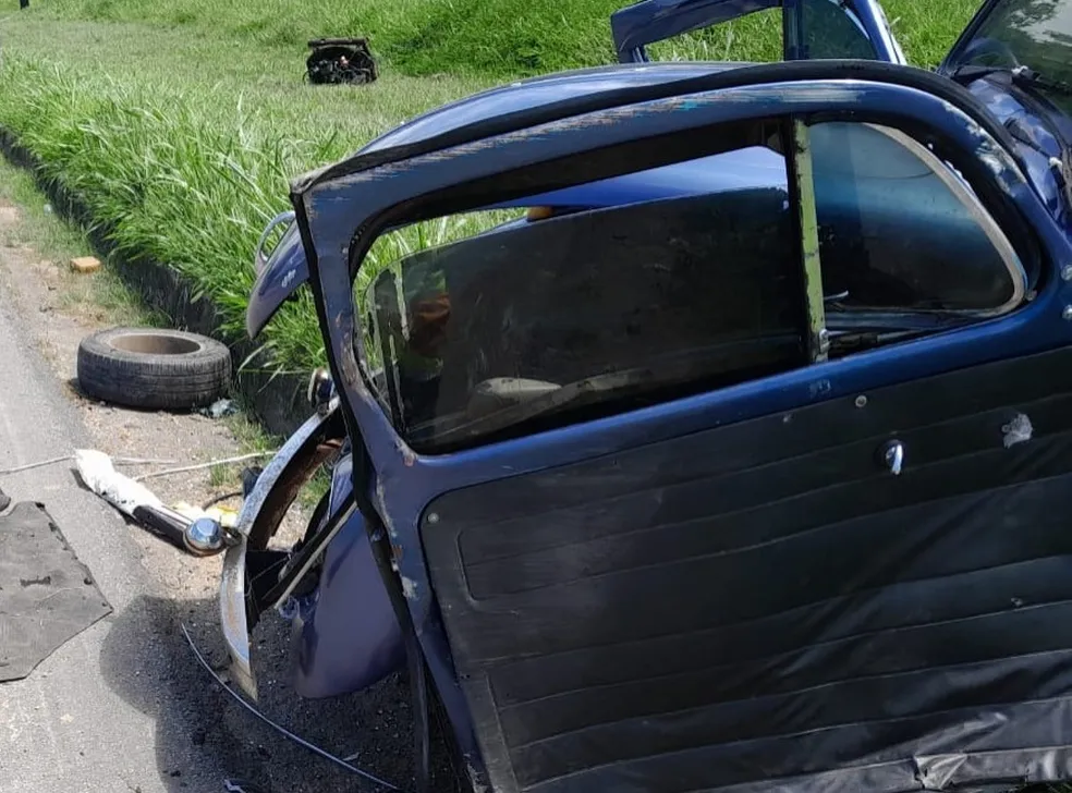 Fusca fica destruído após capotar na Via Dutra, em Piraí