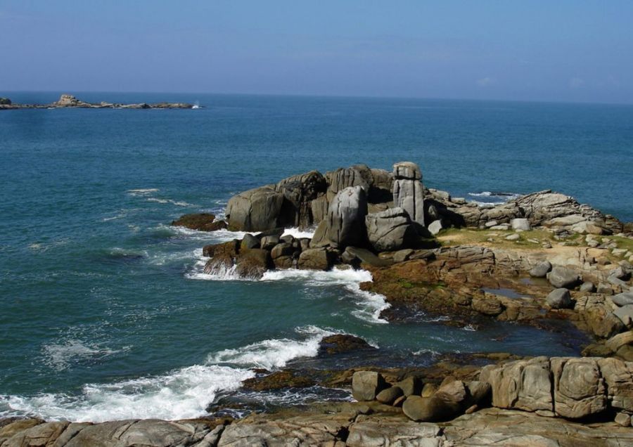 Cidade tem caminhada no Monumento Natural dos Costões Rochosos