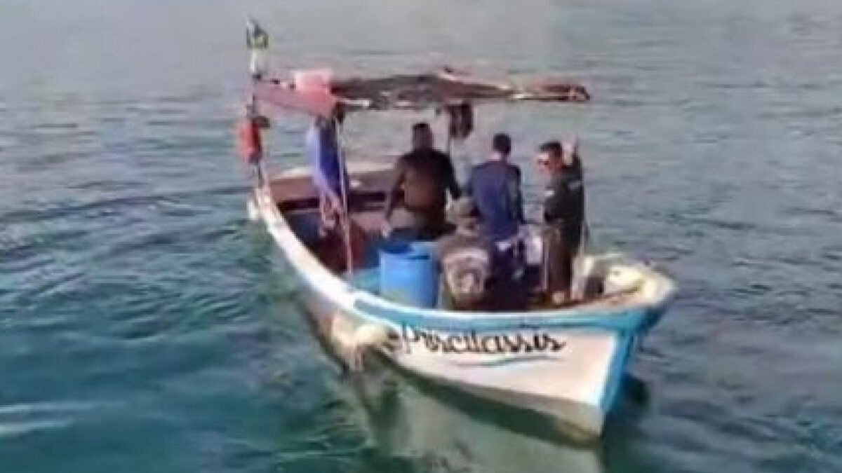 Resíduos oleosos atingem praias de Arraial do Cabo; Petrobras busca origem do vazamento