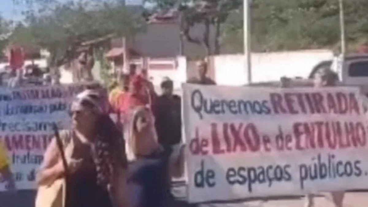 Moradores de distrito de Arraial do Cabo, protestam contra falta de investimento na urbanização
