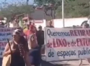 Moradores de distrito de Arraial do Cabo, protestam contra falta de investimento na urbanização
