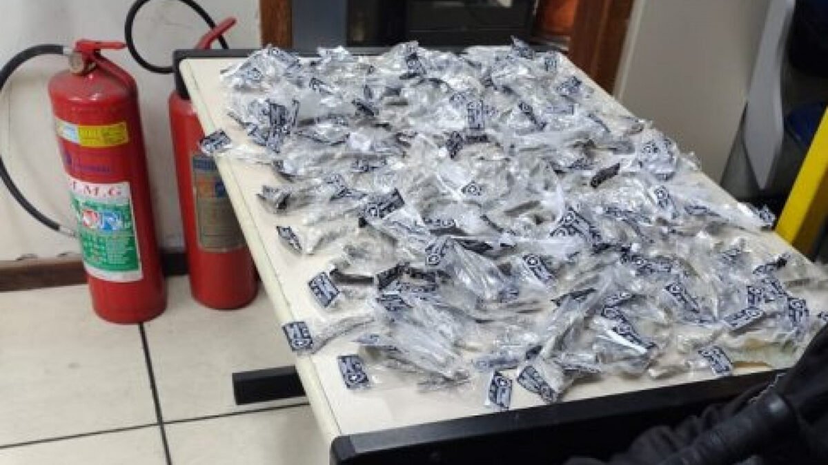 Polícia Militar prende casal que traficava drogas em Arraial do Cabo
