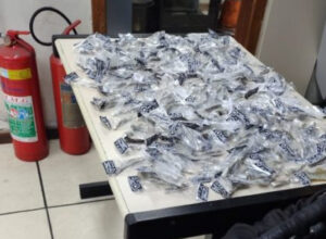 Polícia Militar prende casal que traficava drogas em Arraial do Cabo