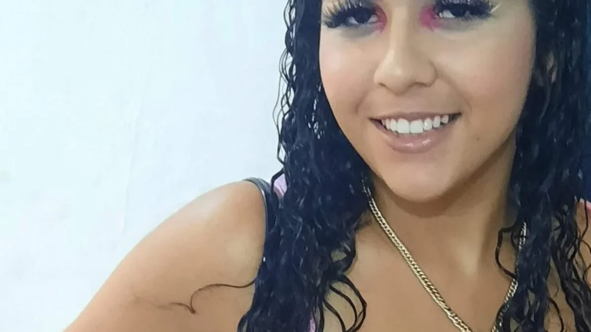 Amiga é presa acusada de envolvimento na morte de jovem encontrada queimada em Arraial