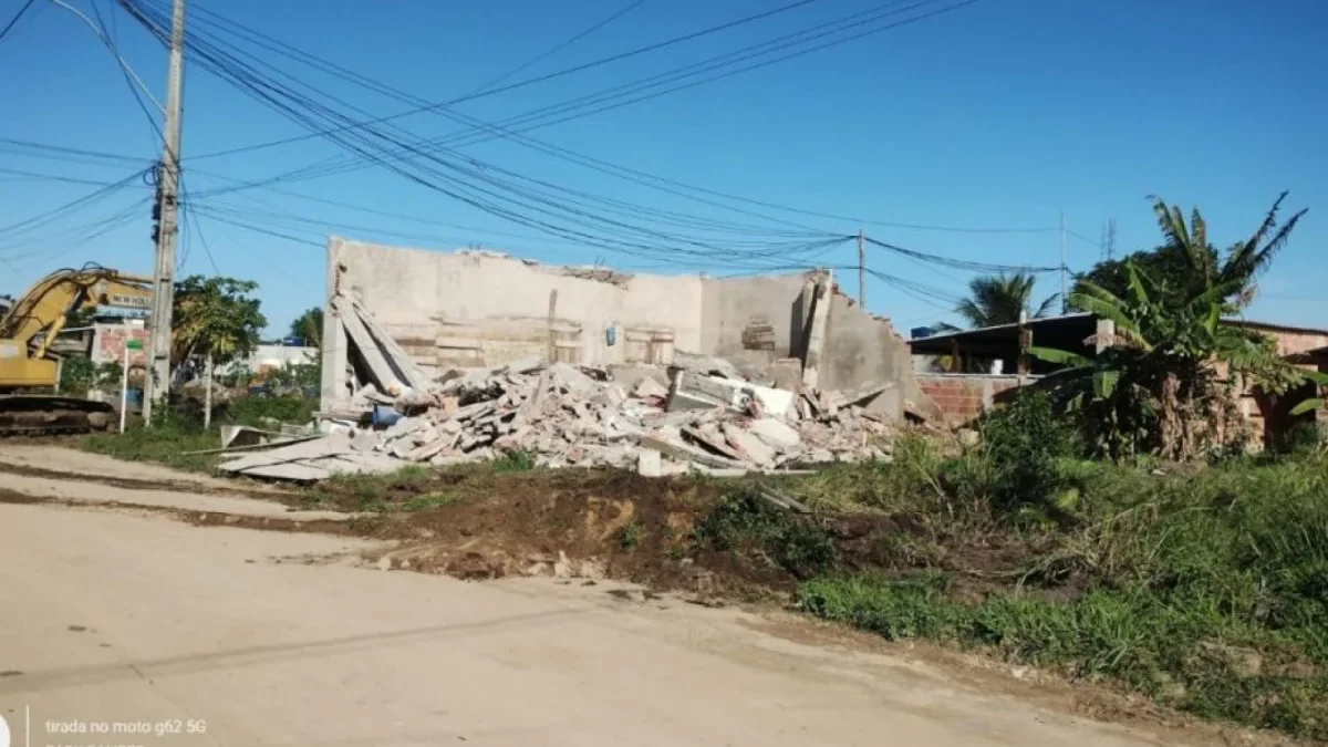 Casas em área ambiental são demolidas em Arraial do Cabo