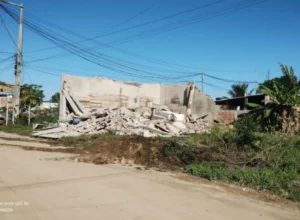 Casas em área ambiental são demolidas em Arraial do Cabo