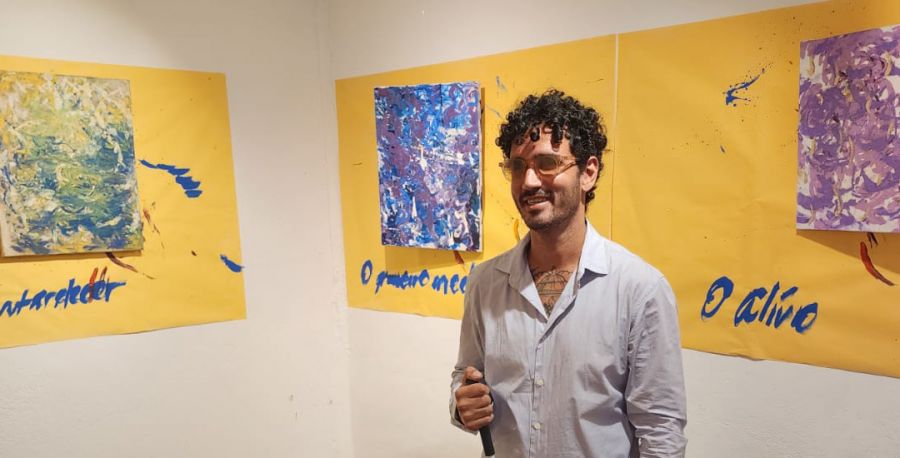 Artista deficiente visual expõe telas pintadas a tinta óleo em Rio das Ostras
