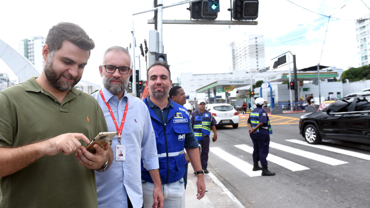 Prefeito de Campos aciona sistema e primeiros semáforos inteligentes já funcionam