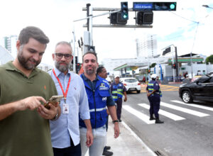 Prefeito de Campos aciona sistema e primeiros semáforos inteligentes já funcionam