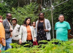 Prefeita Magdala Furtado visita e conhece os trabalhos no Parque Natural Municipal do Mico-Leão-Dourado em Tamoios