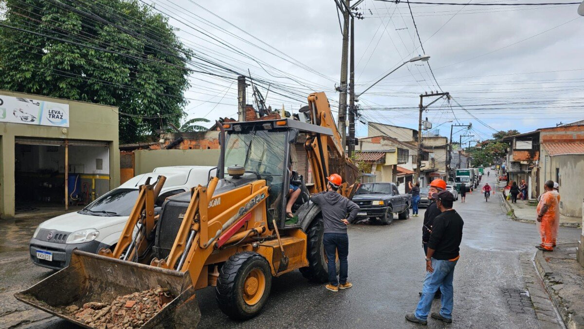 Defesa Civil de Cabo Frio realiza demolição de construções com risco de desabamento