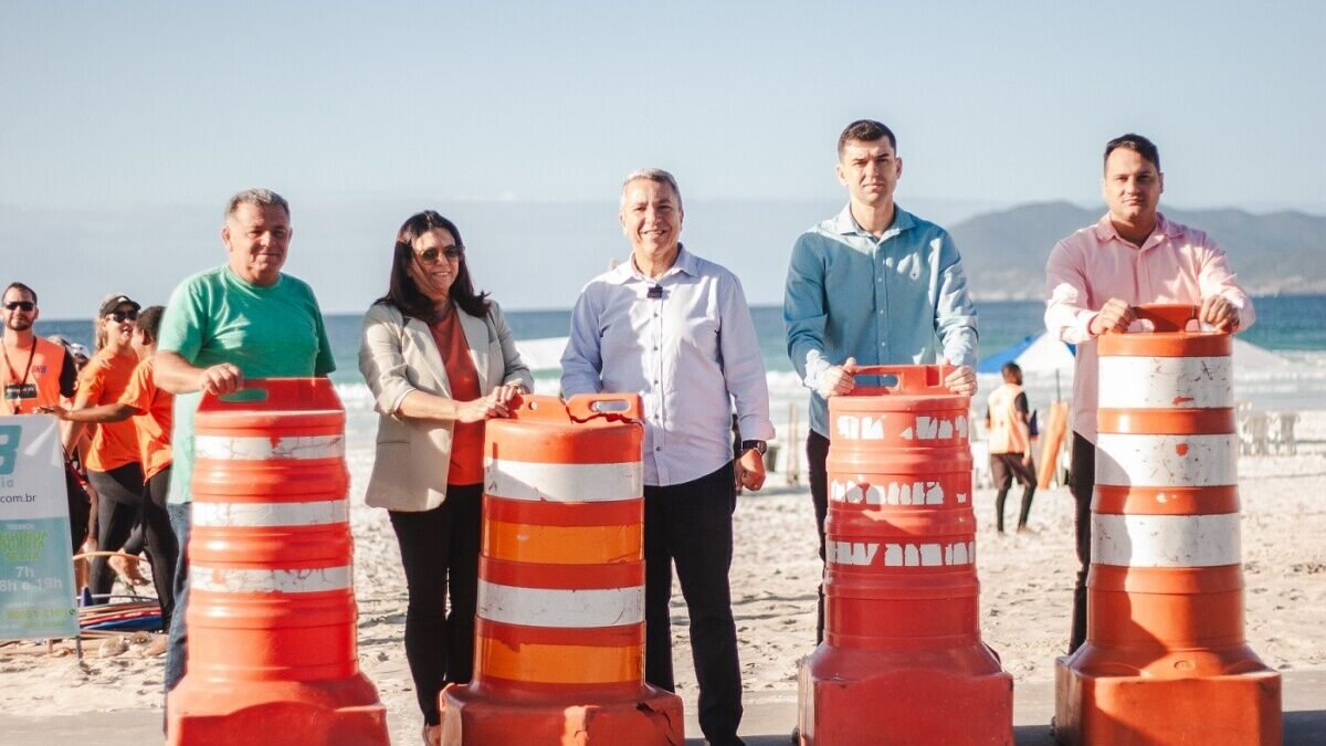 Prefeita Magdala Furtado visita obras do deck e reabre a orla da Praia do Forte, em Cabo Frio