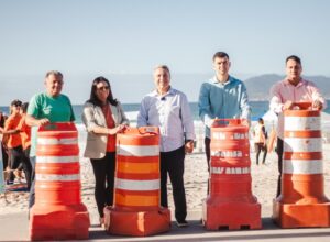 Prefeita Magdala Furtado visita obras do deck e reabre a orla da Praia do Forte, em Cabo Frio