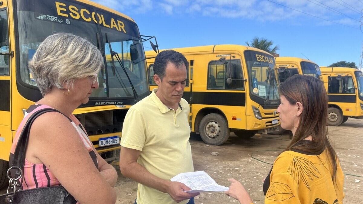 Educação de Cabo Frio avalia ônibus escolares do Distrito de Tamoios para o retorno às aulas