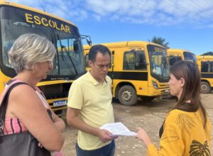 Educação de Cabo Frio avalia ônibus escolares do Distrito de Tamoios para o retorno às aulas