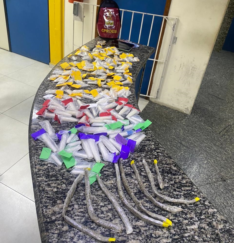 Drogas e celulares são apreendidos em Rio das Ostras