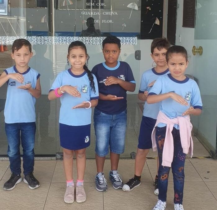 Alunos aprendem comunicação básica em Libras para interação com estudante surdo