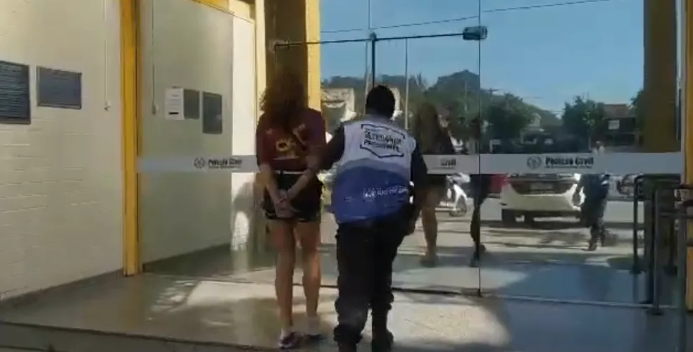 Suspeita de furtar celulares em loja no Centro de Macaé, RJ, é presa