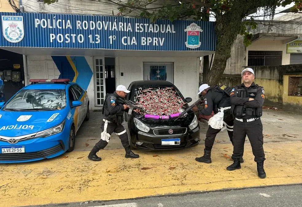Homem é preso com droga dentro do porta-malas do carro na RJ-124, em Rio Bonito
