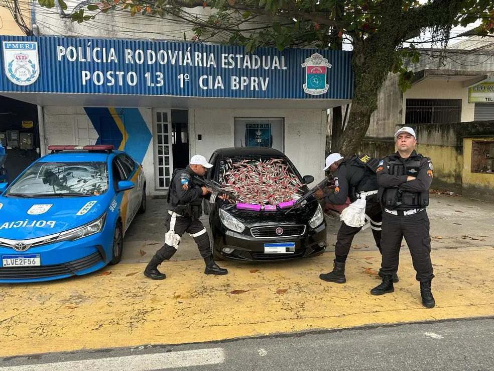 Homem é preso com droga dentro do porta-malas do carro na RJ-124, em Rio Bonito