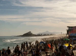 Mar de Saquarema não sobe e baterias são adiadas novamente campeonato segue sem show dos surfistas