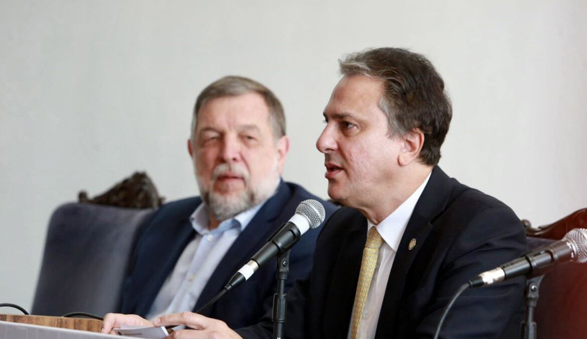 Governo prepara ações para garantir que jovens terminem o ensino médio