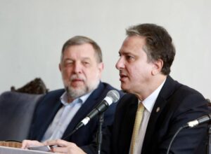 Governo prepara ações para garantir que jovens terminem o ensino médio