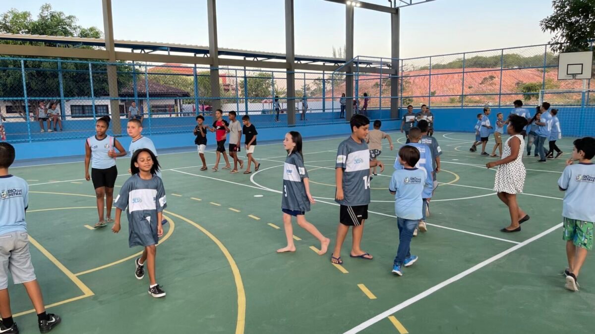 Quadra poliesportiva reformada é entregue à comunidade escolar em Rio das Ostras