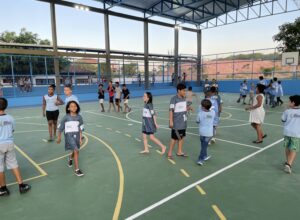 Quadra poliesportiva reformada é entregue à comunidade escolar em Rio das Ostras