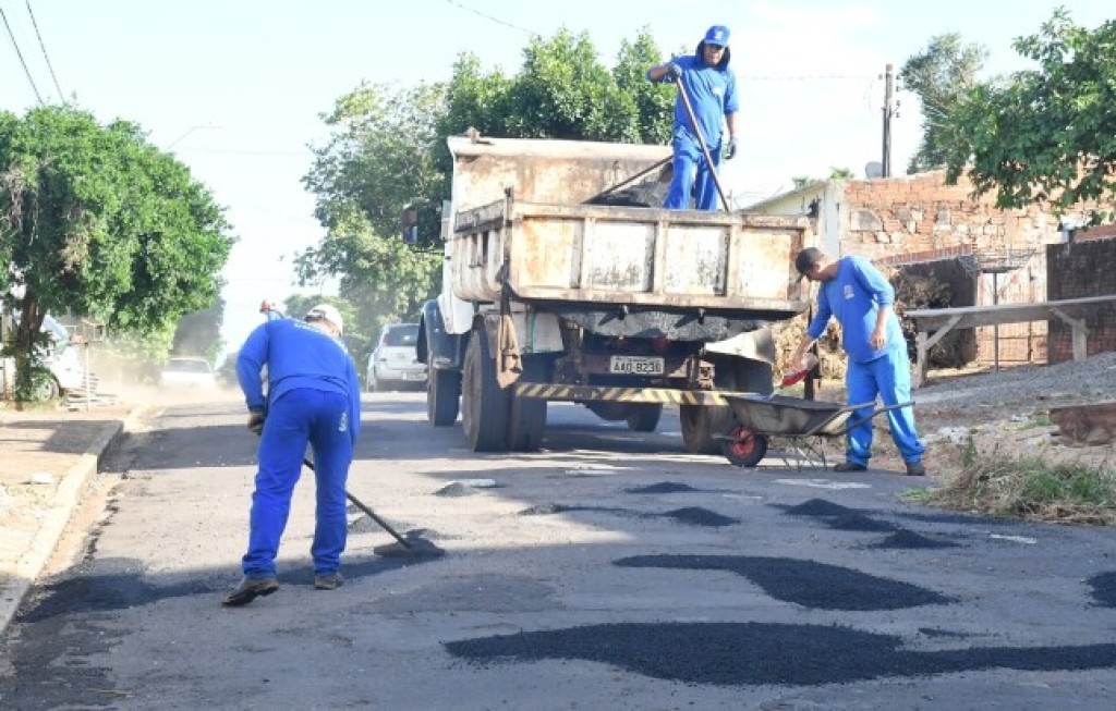 Equipes da Secretaria de Obras de Vassouras seguem com a operação tapa buraco