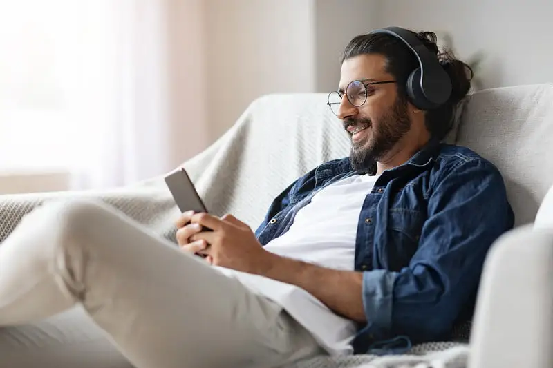 Homens entre 25 e 34 anos lideram o consumo de podcasts, revela pesquisa