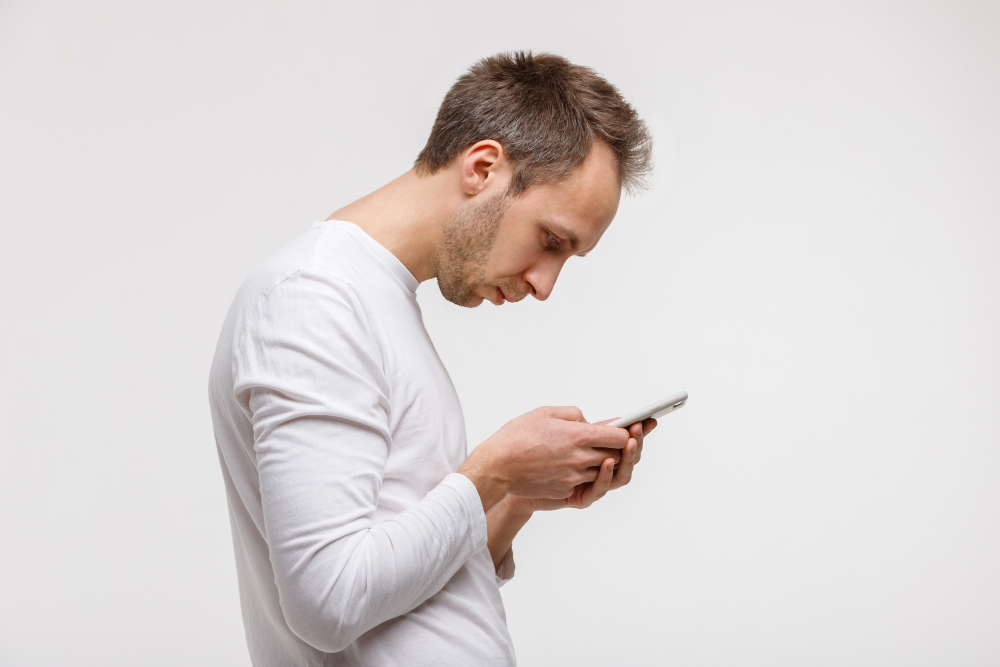 Sua postura na hora de usar o celular pode provocar lesões desnecessárias
