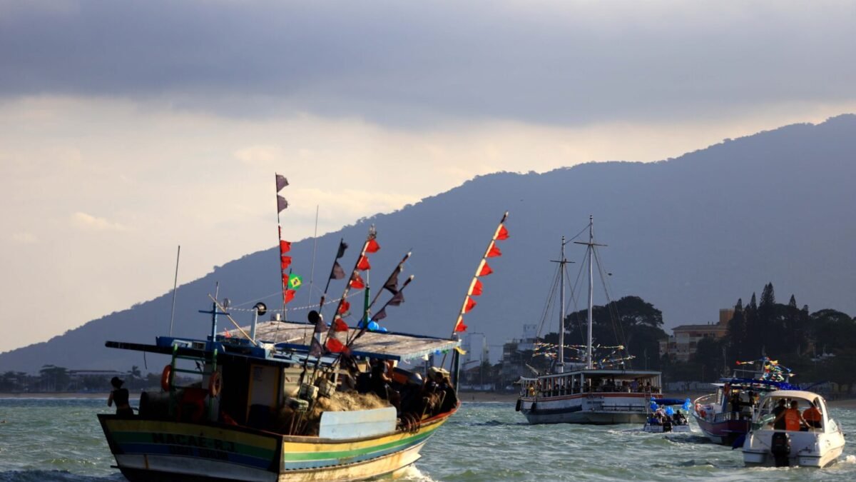 Festa de São Pedro leva fieis às ruas e ao mar de Rio das Ostras