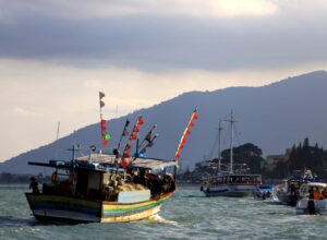 Festa de São Pedro leva fieis às ruas e ao mar de Rio das Ostras