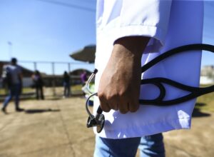 Oportunidades Temporárias na Saúde: Processos Seletivos para Médico Neuropediatra, Fonoaudiólogo e Técnico de Higiene Dental em Araruama