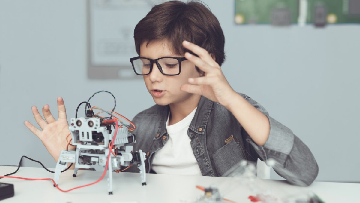 Centro de Ensino Evolution: Curso de Robótica para Crianças a partir de 8 anos de idade