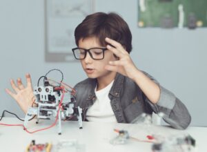 Centro de Ensino Evolution: Curso de Robótica para Crianças a partir de 8 anos de idade