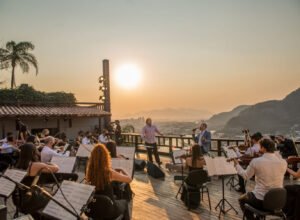 Orquestra Ouro Preto e Diogo Nogueira fazem show gratuito, na Praia de Copacabana