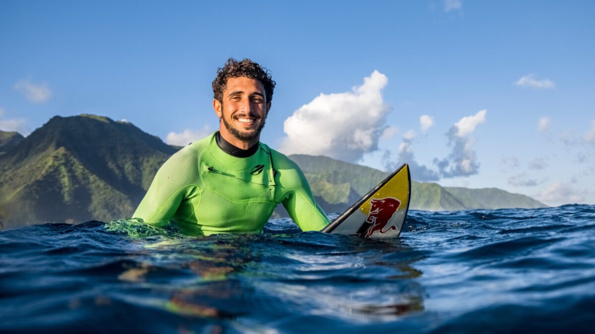 Lucas Chumbo comenta sobre paternidade e torcida por título e vaga olímpica do irmão no surf