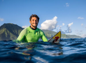Lucas Chumbo comenta sobre paternidade e torcida por título e vaga olímpica do irmão no surf