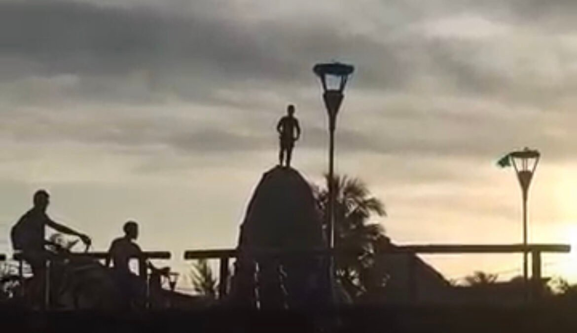 Jovem é flagrado fazendo selfie perigosa no topo da estrutura da Praça da Baleia em Rio das Ostras