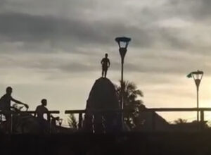 Jovem é flagrado fazendo selfie perigosa no topo da estrutura da Praça da Baleia em Rio das Ostras
